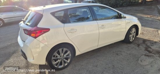 Toyota Auris Hibrido active de 2013 con 215.000 Km por 10.750 EUR. en Cadiz