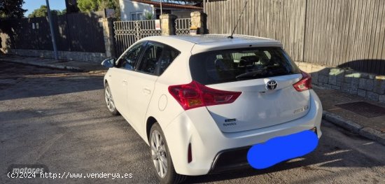 Toyota Auris Hibrido active de 2013 con 215.000 Km por 10.750 EUR. en Cadiz