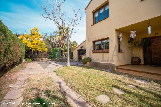 Preciosa casa adosada con bonito jardín en Pacs, exclusiva zona Pla de Cavalls - BARCELONA