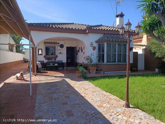 Chalet URBANO de 5 dormitorios y piscina en Los Gallos - CADIZ