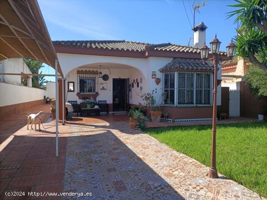 Chalet URBANO de 5 dormitorios y piscina en Los Gallos - CADIZ