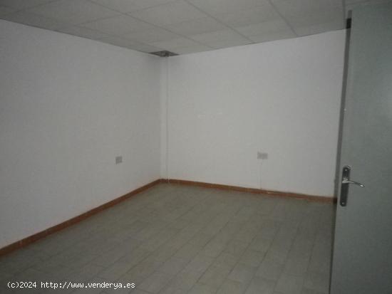 Nave en piso 1º, zona Plaza de Toros con 250m², 7 dependencias, 3 cuartos de baño, escayola desmo