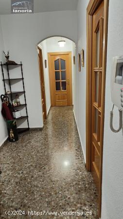 Grupo La Noria vende amplio piso de 4 dormitorios, 2 baños y garaje en zona centro-ayuntamiento - A