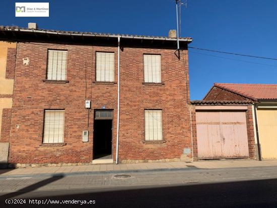  Casa con terreno en Carbajal de la Legua - LEON 