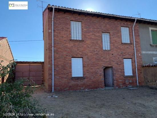 Casa con terreno en Carbajal de la Legua - LEON