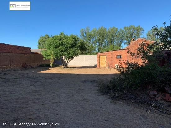 Casa con terreno en Carbajal de la Legua - LEON