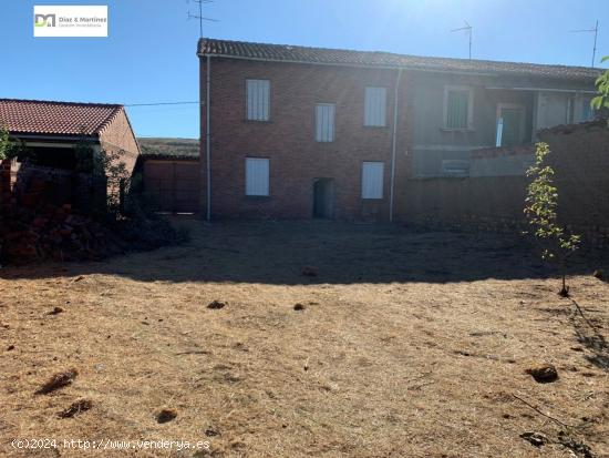 Casa con terreno en Carbajal de la Legua - LEON