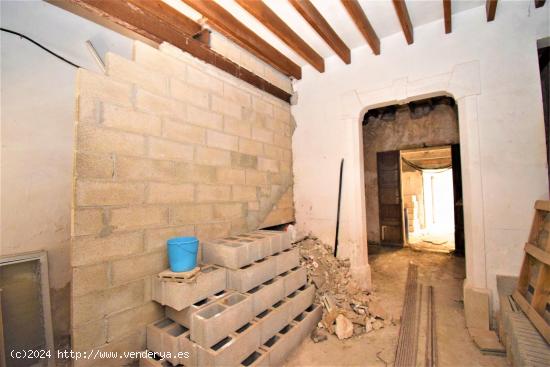 Casa de pueblo con garaje  para reformar con muchas posibilidades en Muro - BALEARES