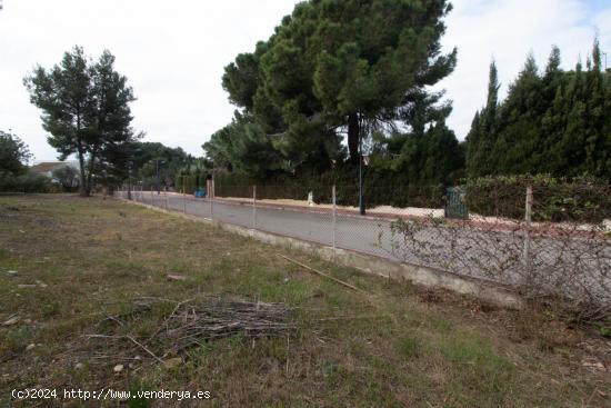 SOLAR URBANO SIN EDIFICAR EN  URBANIZACIÓN CRUZ DE GRACIA CON VIGILANCIA 24 HORAS CON DOBLE FACHADA