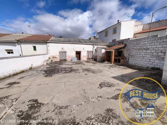 CASA EN VENTA CON UN AMPLIO PATIO CON BARBACOA - CUENCA