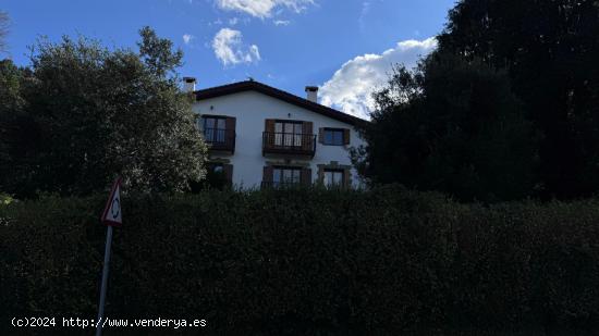 EXCLUSIVO CHALET EN AIA, CON VISTAS ESPECTACULARES A LA COSTA Y MONTAÑA + VT CON LICENCIA - GUIPUZC