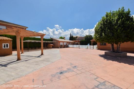 Chalet en Ogijares zona Loma Linda con 1080m de parcela y dos viviendas construidas en planta baja. 