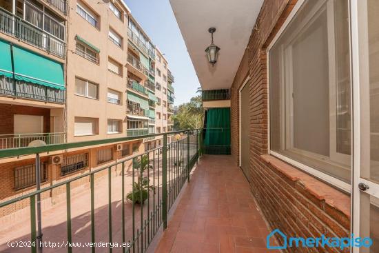  Piso de 4 habitaciones y dos baños - BARCELONA 