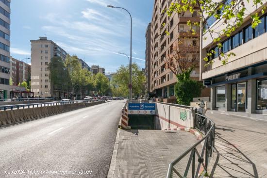 Plaza de garaje para coche grande - MADRID