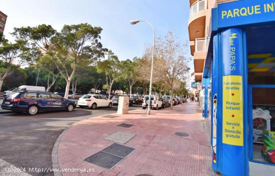 Local en esquina Avda. Mediterráneo con Calle Eñe - ALMERIA