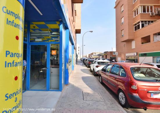 Local en esquina Avda. Mediterráneo con Calle Eñe - ALMERIA