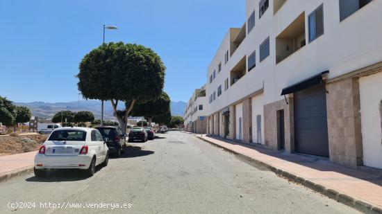 LOCAL CON PLAZA DE GARAJE EN EL RESIDENCIAL LA VEGA - LAS PALMAS