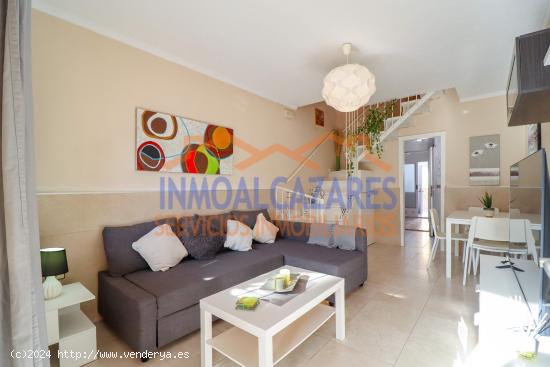 ACOGEDOR DÚPLEX DE 2 DORMITORIOS, 2 BAÑOS Y JARDIN, EN LOS ALCÁZARES, MURCIA - MURCIA