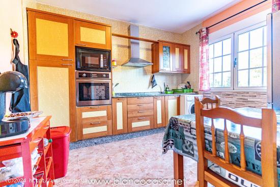 ¡CONJUNTO de DOS  CASAS  en Entrecruces, Carballo, con Terreno de 1.090 m²! 🏡✨ - A CORUÑA