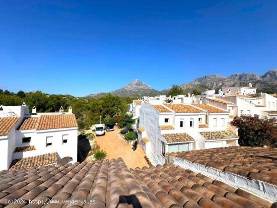 SE VENDE ADOSADO DE DOS DORMITORIOS EN LA NUCIA CON VISTAS AL MAR - ALICANTE