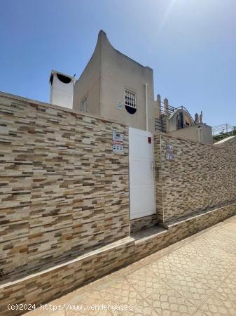  ADOSADO CON PISCINA COMUNITARIA Y SOLÁRIUM CON VISTAS DESPEJADAS - ALICANTE 