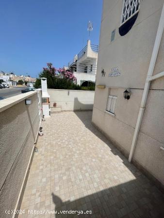 ADOSADO CON PISCINA COMUNITARIA Y SOLÁRIUM CON VISTAS DESPEJADAS - ALICANTE