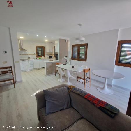 Chalet de 240m2 con 3 dormitorios, 2 baños y aseo. Amplio jardín de 1.000m2 y piscina independient