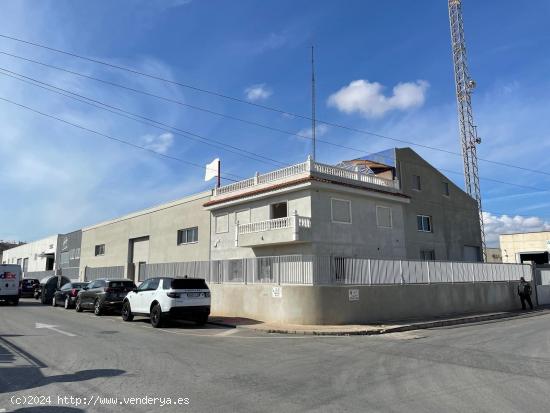 GRAN NAVE INDUSTRIAL EN EL POLÍGONO DE TORREVIEJA EN ESQUINA - ALICANTE