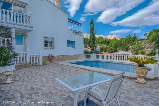 Magnífica villa situada en una urbanización tranquila en la Nucía - ALICANTE