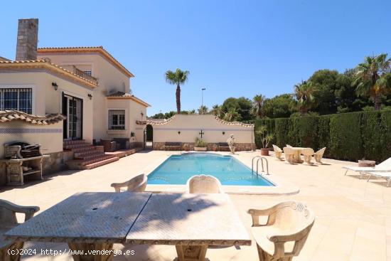 Chalet con piscina privada - ALICANTE