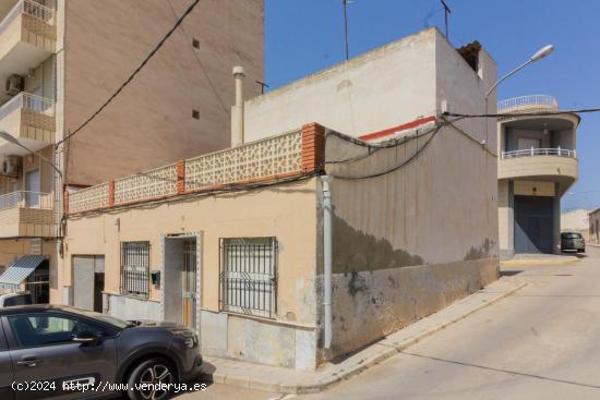  CASA EN PLANTA BAJA Y ESQUINA EN REDOVÁN. - ALICANTE 