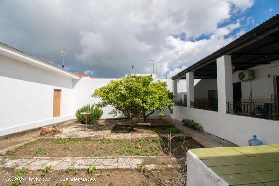 GRAN CASA CON GARAJE Y AZOTEA PROPIA EN PATERNA DE RIVERA - CADIZ