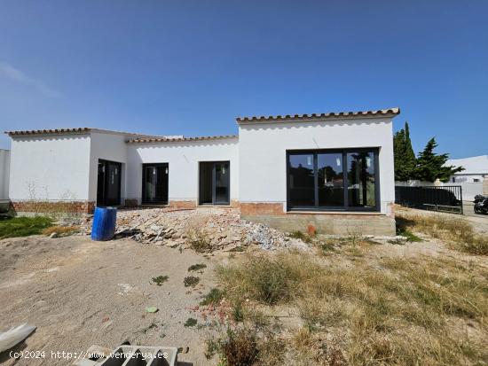 Chalet de obra nueva en desarrollo de construcción, a 500 metros de la playa - TARRAGONA