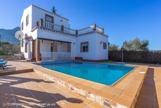  CHALET CON PISCINA, BARBACOA Y TRASTERO - MALAGA 