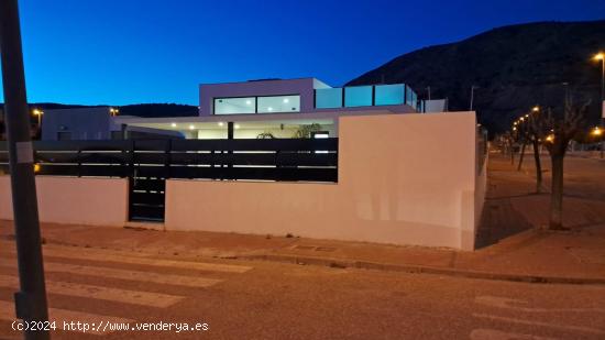 Chalet independiente, 3 dormitorios y 2 baños - MURCIA