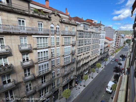 EN VENTA PISO AMPLIO EN EL CENTRO DE OURENSE - ORENSE