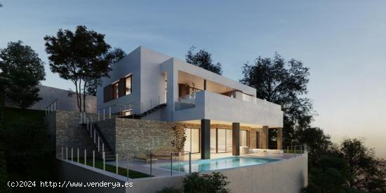 Fantástica parcela urbanizable en Elviria con un espectacular proyecto contemporáneo y licencia - 