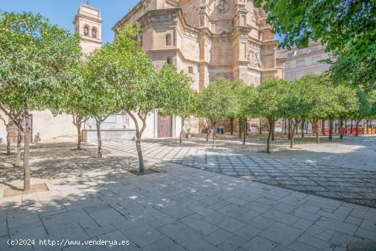 Cochera en pleno centro de Granada - GRANADA