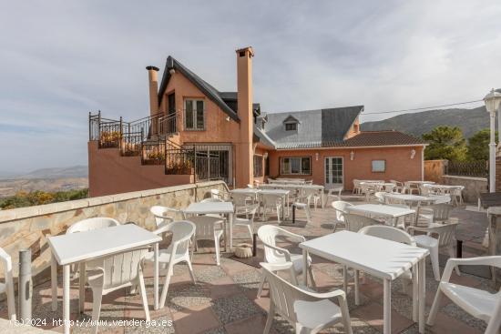 CHALET-RESTAURANTE EN VENTA CON 2000M2 DE PARCELA EN CUMBRES VERDES - GRANADA