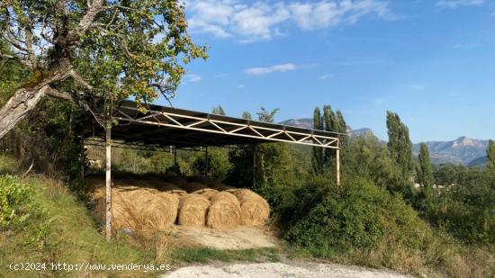 Parcela con edificación para reconstruir y zona para jardín y huerto - HUESCA