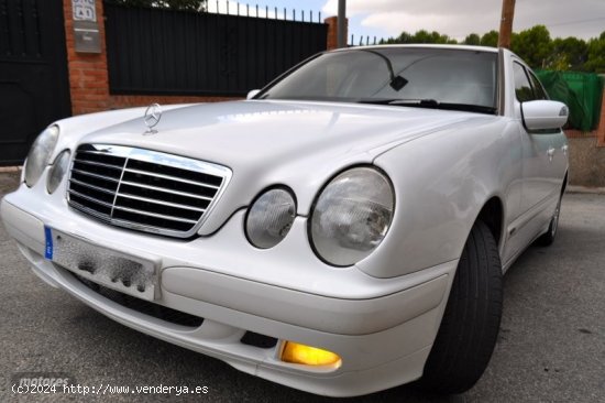 Mercedes Clase E 200 CDI AUT ELEGANCE-KLIMATIZADOR-ALARMA-LLANTAS de 2001 con 467.000 Km por 2.300 E