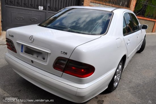 Mercedes Clase E 200 CDI AUT ELEGANCE-KLIMATIZADOR-ALARMA-LLANTAS de 2001 con 467.000 Km por 2.300 E