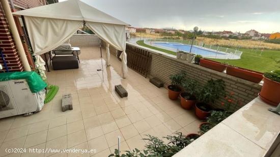 Se vende piso con gran terraza, garage y piscina comunitaria en Santo Domingo (La Rioja) por 125000