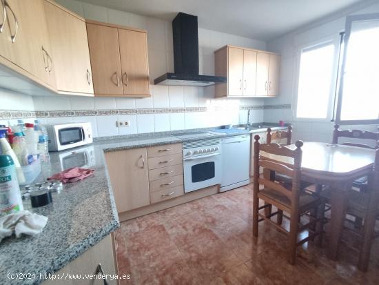 CASA ADOSADA DE 4 DORMITORIOS, 2 BAÑOS Y ASEO, 2 SALONES Y PATIO DE 55 m2 - TOLEDO