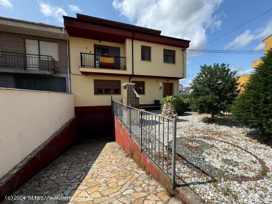 SE VENDE CHALET EN EL CENTRO DE CACABELOS - LEON