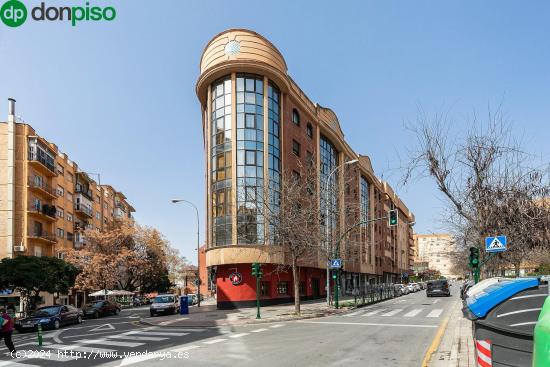 Fantástico piso todo exterior de esquina en bonito edificio - GRANADA