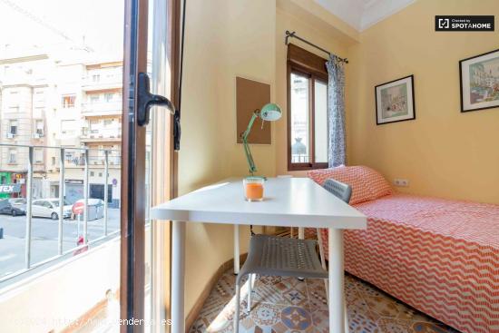 Habitación amueblada con balcón en apartamento de 5 dormitorios, Eixample. - VALENCIA