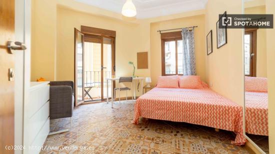 Habitación amueblada con balcón en apartamento de 5 dormitorios, Eixample. - VALENCIA