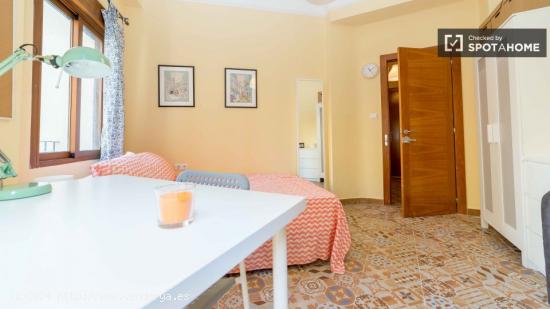 Habitación amueblada con balcón en apartamento de 5 dormitorios, Eixample. - VALENCIA