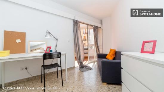 Habitación luminosa con balcón en piso compartido, Extramurs. - VALENCIA